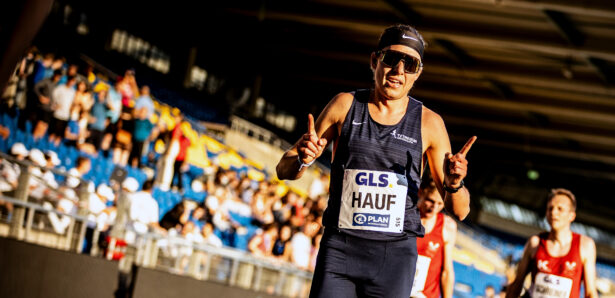Leichtathlet Sebastian Hauf jubelt nach seinem Zieldurchlauf bei den deutschen Meisterschaften in Braunschweig.
