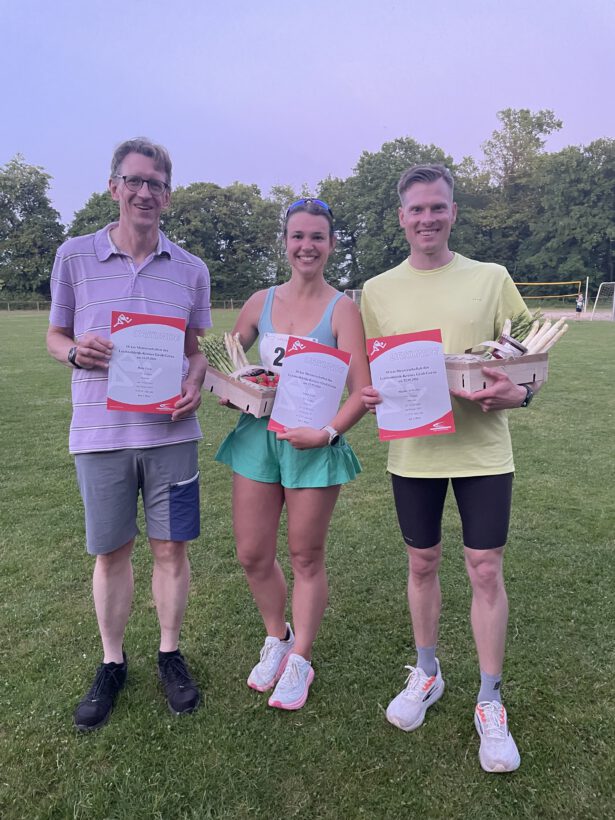 Siegerehrung beim Straßenlauf in Wolfskehlen. Von links: Rene Geile, Anna Leist, Marko Arthofer.